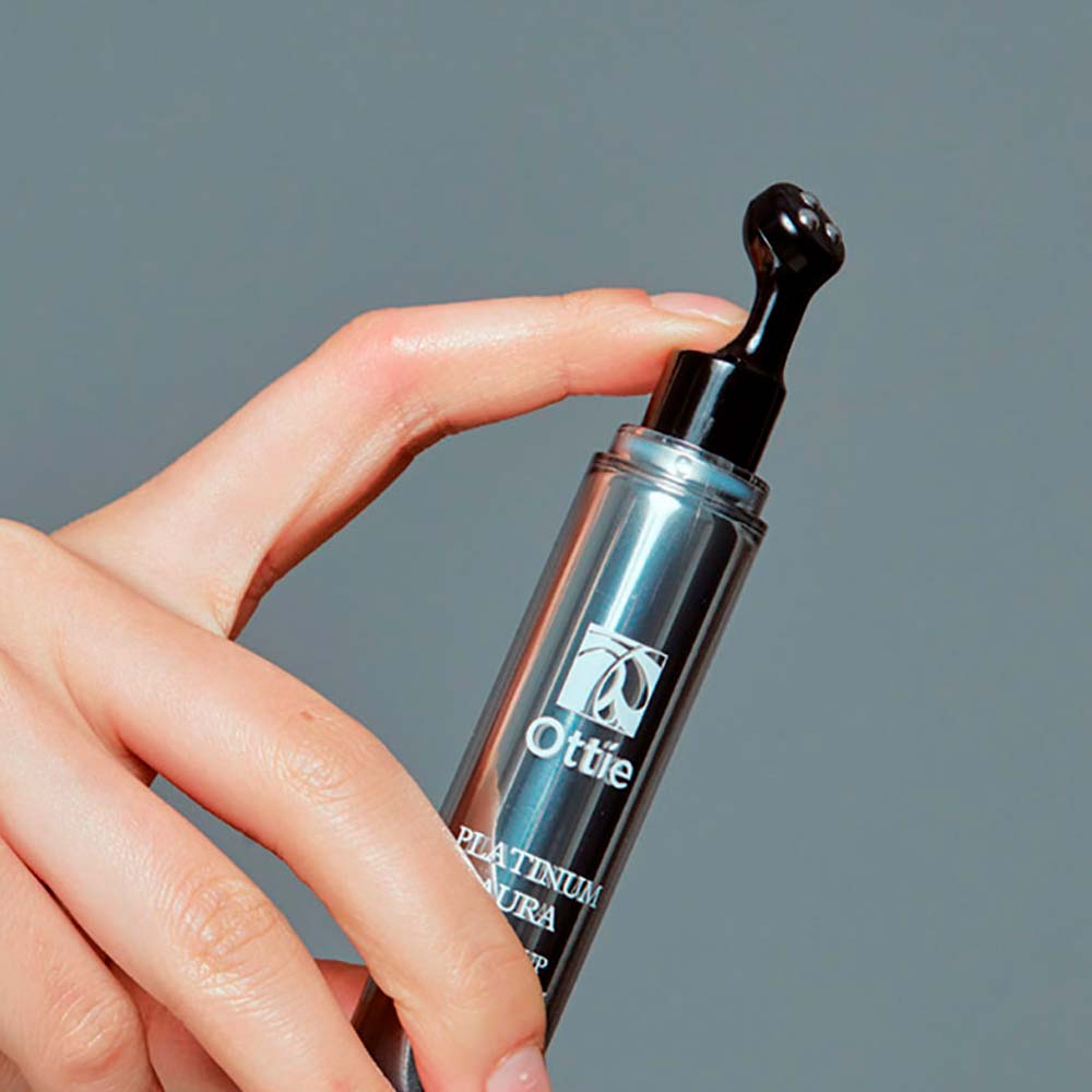 Крем для век с платиной и экстрактом черной икры Ottie Platinum Aura Roll-Up Eye Cream 15 мл